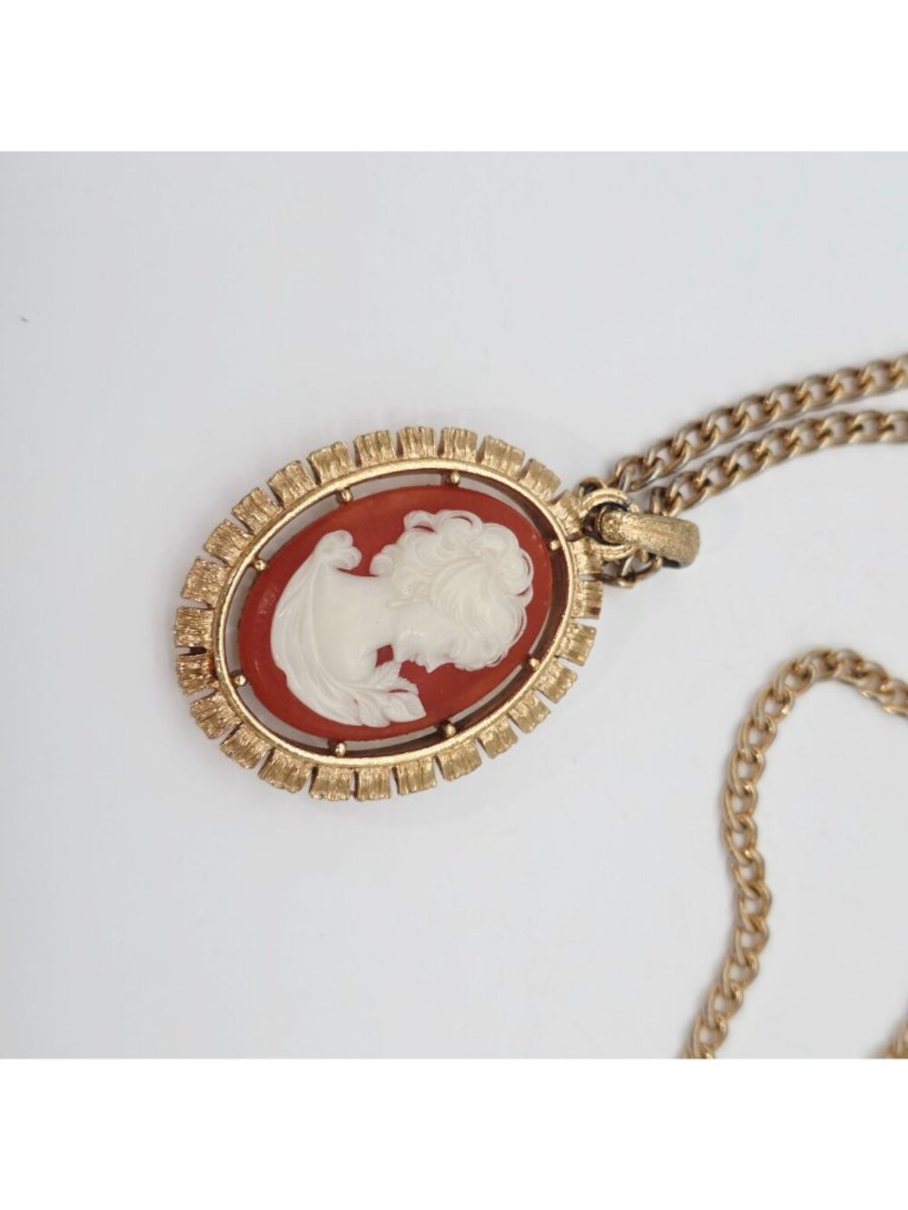 Gold-Tone Cameo Pendant Necklace Ornate Detailing & Long Chain Oval Reversible - Picture 7 of 9